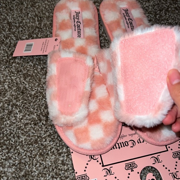 juicy couture slippers nwt but one slipper broke off the packaging - Picture 4 of 5